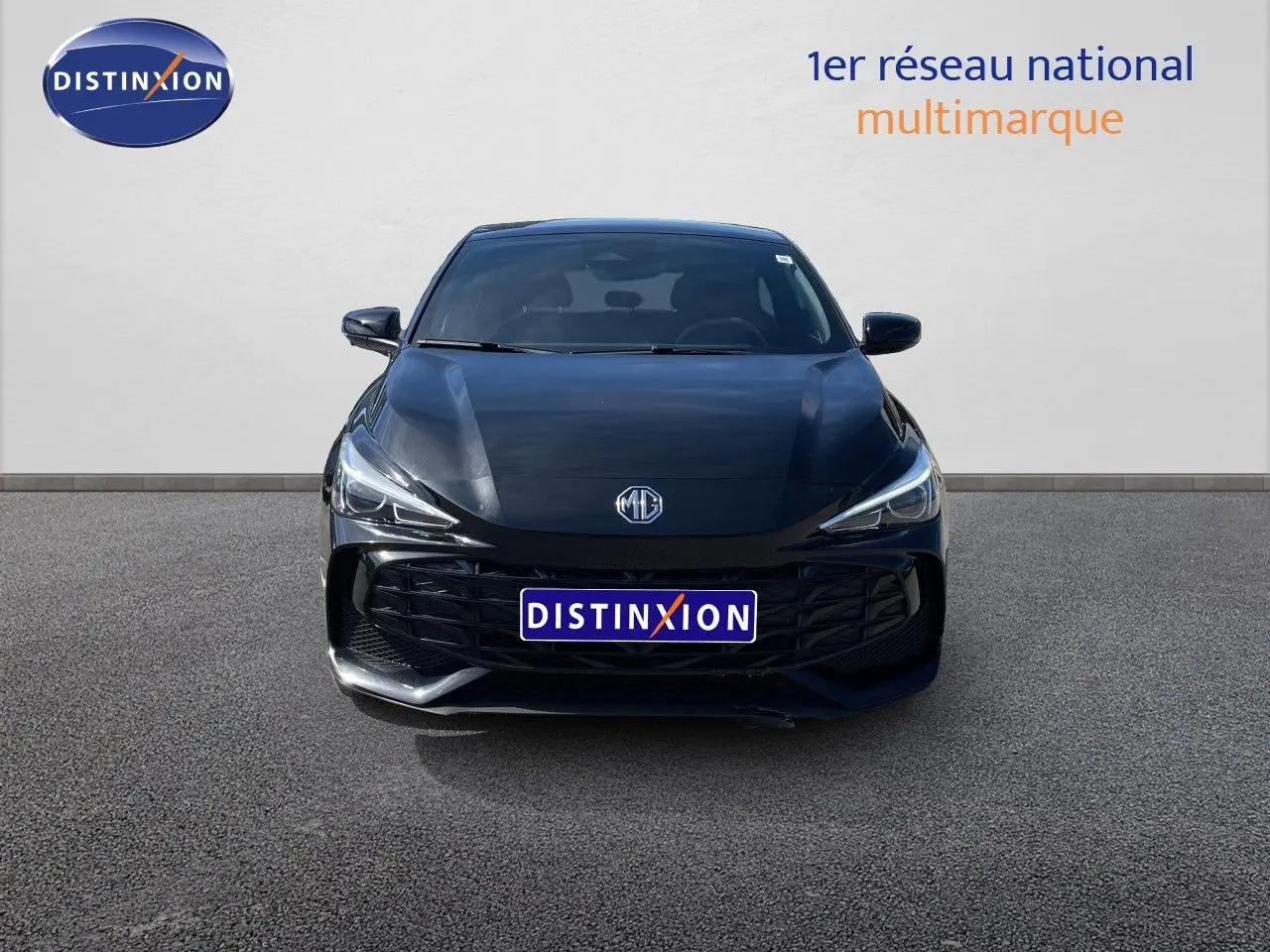 Vue avant d'une MG3 1.5L Hybrid+ 195ch Comfort noire Pebble Black Metal avec calandre large et phares LED fins.