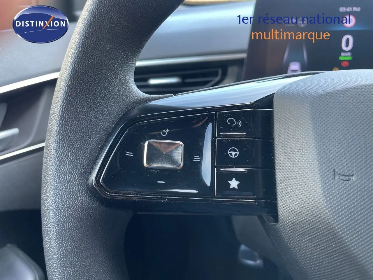 Gros plan sur les commandes au volant côté gauche du MG3 2024 Pebble Black Hybrid, avec boutons multifonctions et volant texturé.