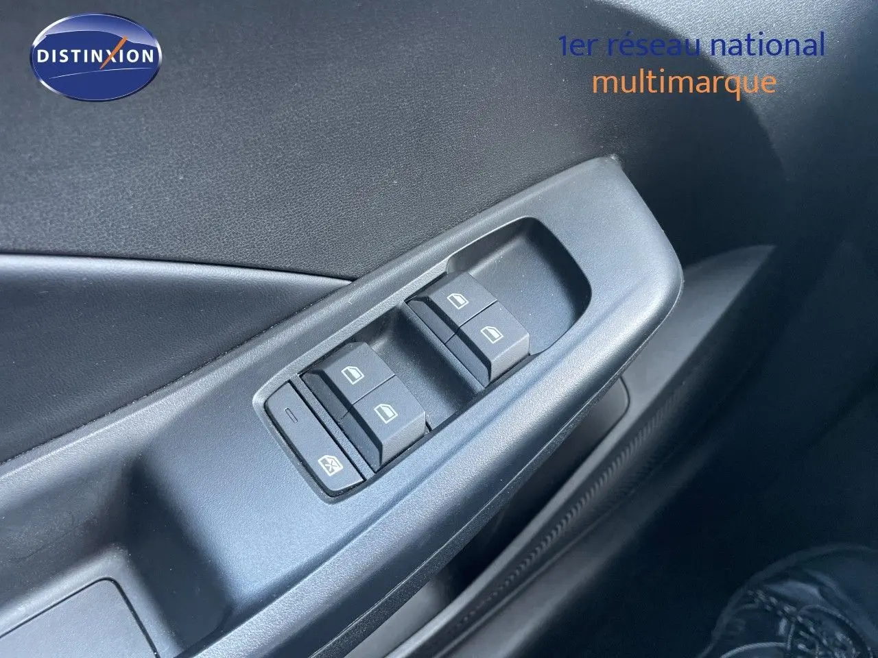 Gros plan sur les commandes des vitres électriques côté conducteur de la MG3 2024 en Pebble Black Metal.
