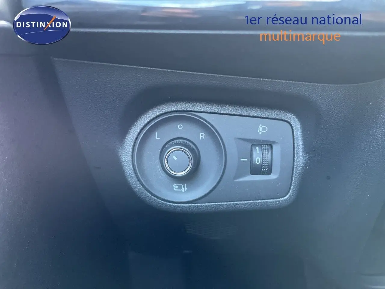 Gros plan sur le réglage des rétroviseurs et des phares dans l’habitacle d’une MG3 1.5L Hybrid+ 2024 noire.