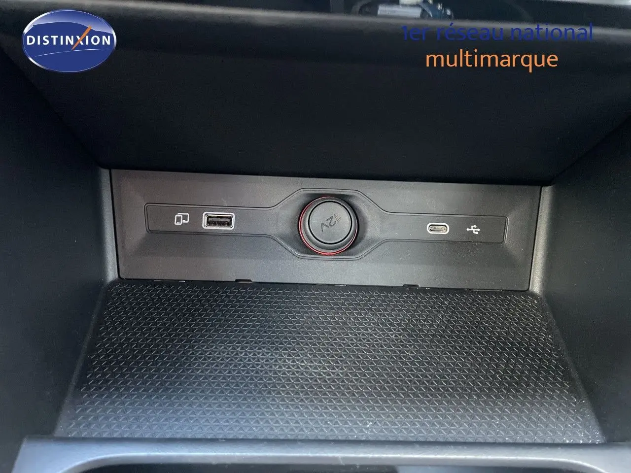 Gros plan sur la prise 12V et ports USB dans l’espace de rangement intérieur du MG3 Pebble Black 2024.
