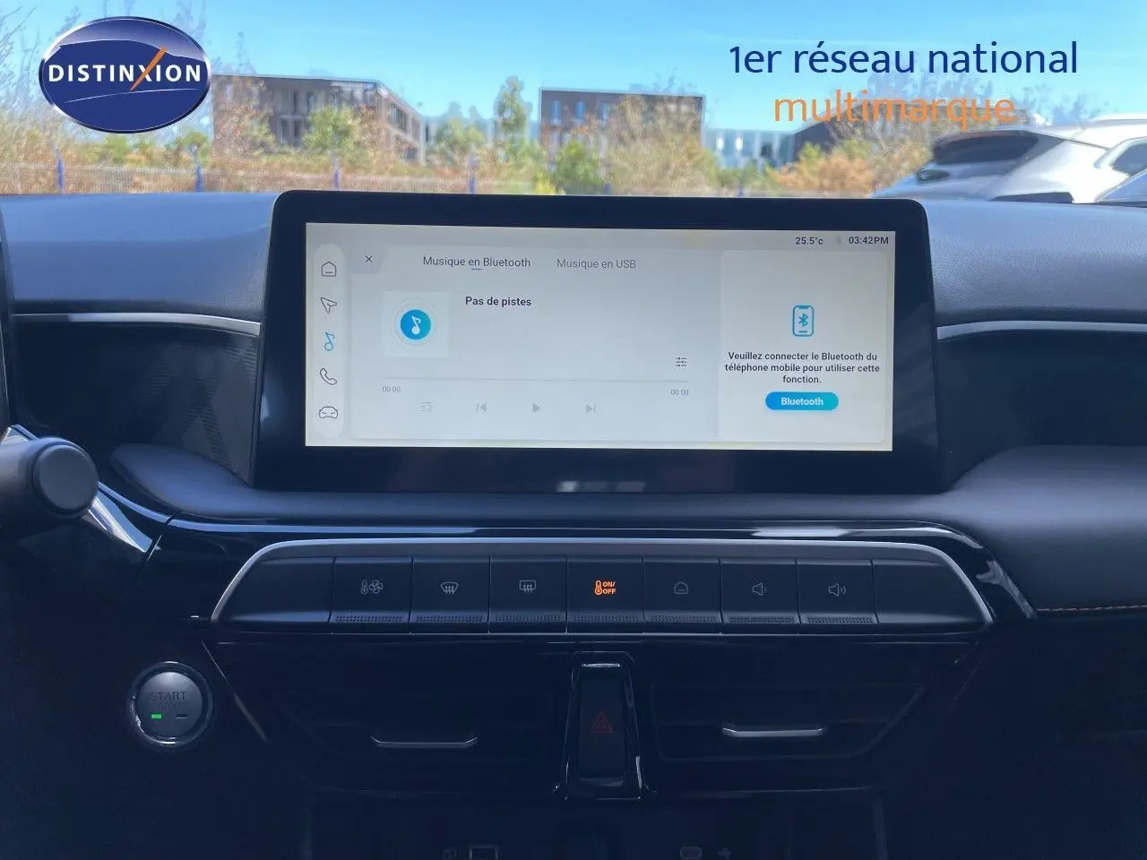 Vue intérieure centrée sur l’écran tactile et la console centrale du MG3 1.5L Hybrid+ 2024 en noir Pebble Black Metal.