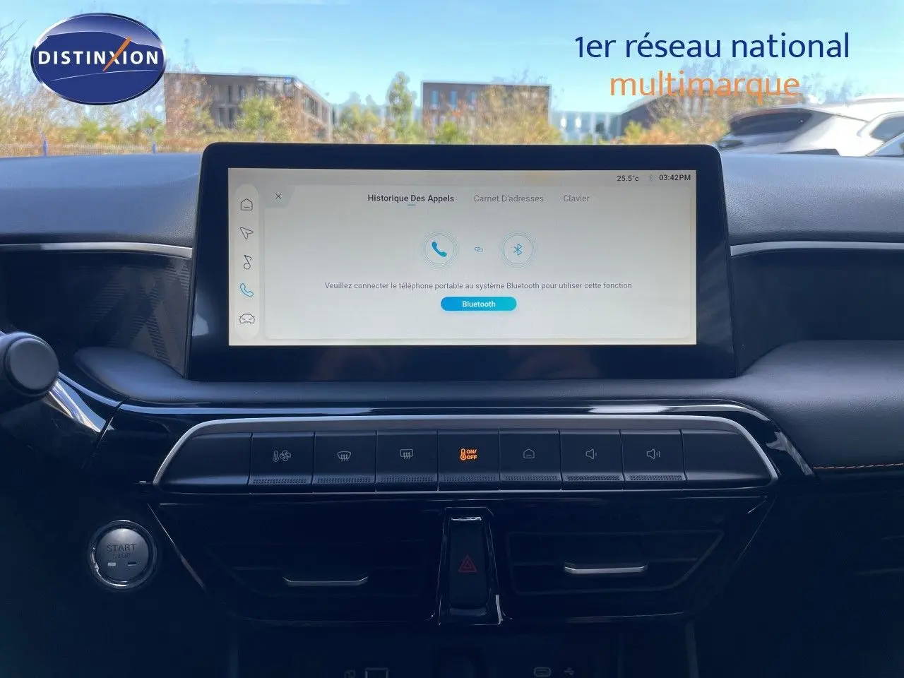 Vue intérieure centrée sur l'écran tactile et la console centrale du MG3 1.5L Hybrid+ 195ch en Pebble Black Metal.