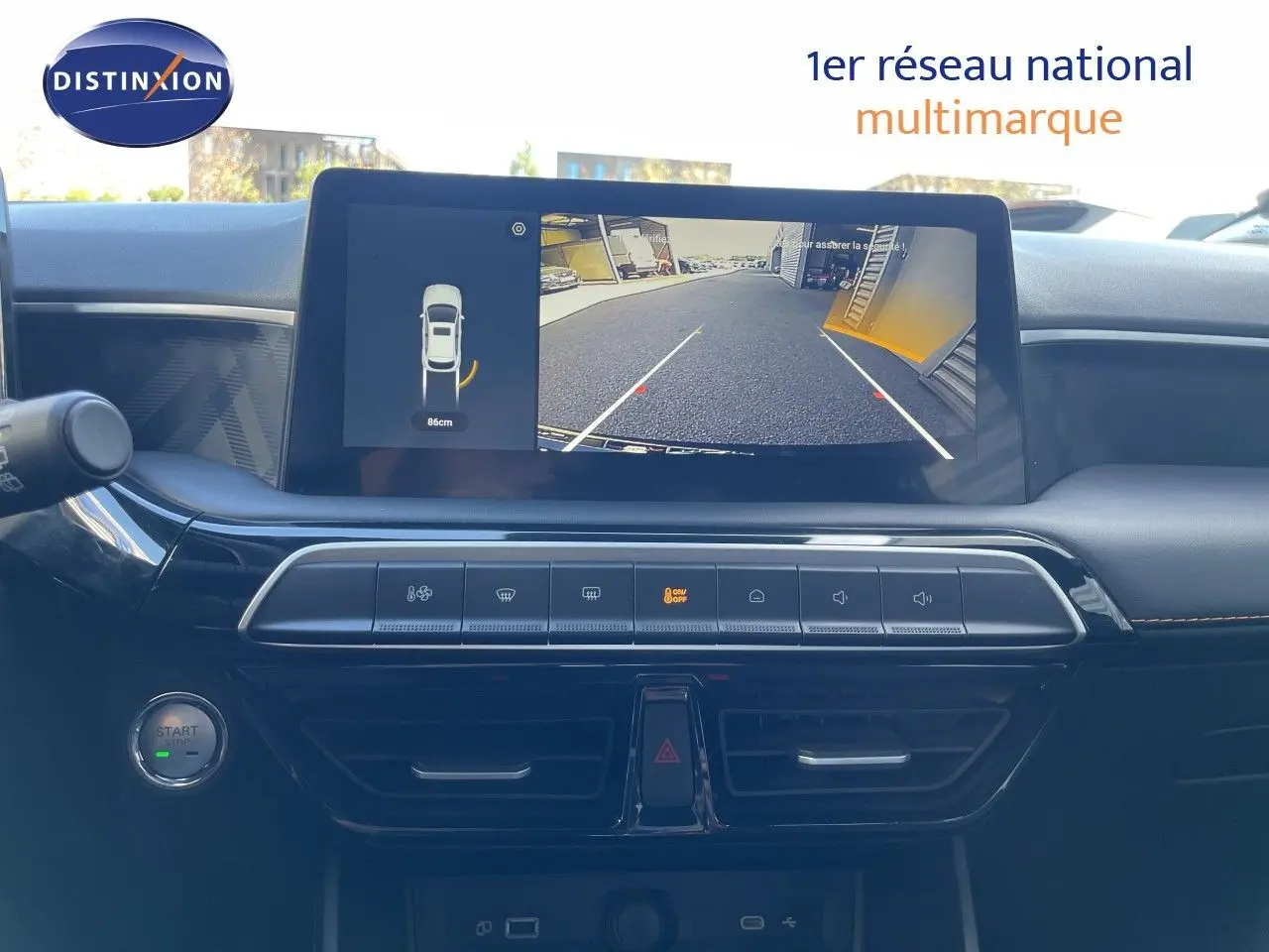 Vue rapprochée de l’écran central et tableau de bord noir du MG3 1.5L Hybrid+ 2024 avec caméra de recul active.