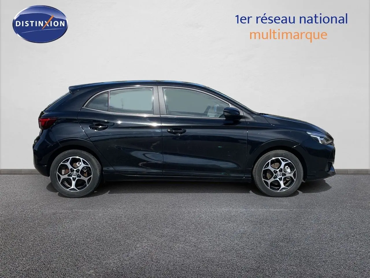 Profil côté gauche de la MG3 1.5L HYBRID+ 195CH COMFORT noire Pebble Black Metal avec jantes alliage et lignes fluides.