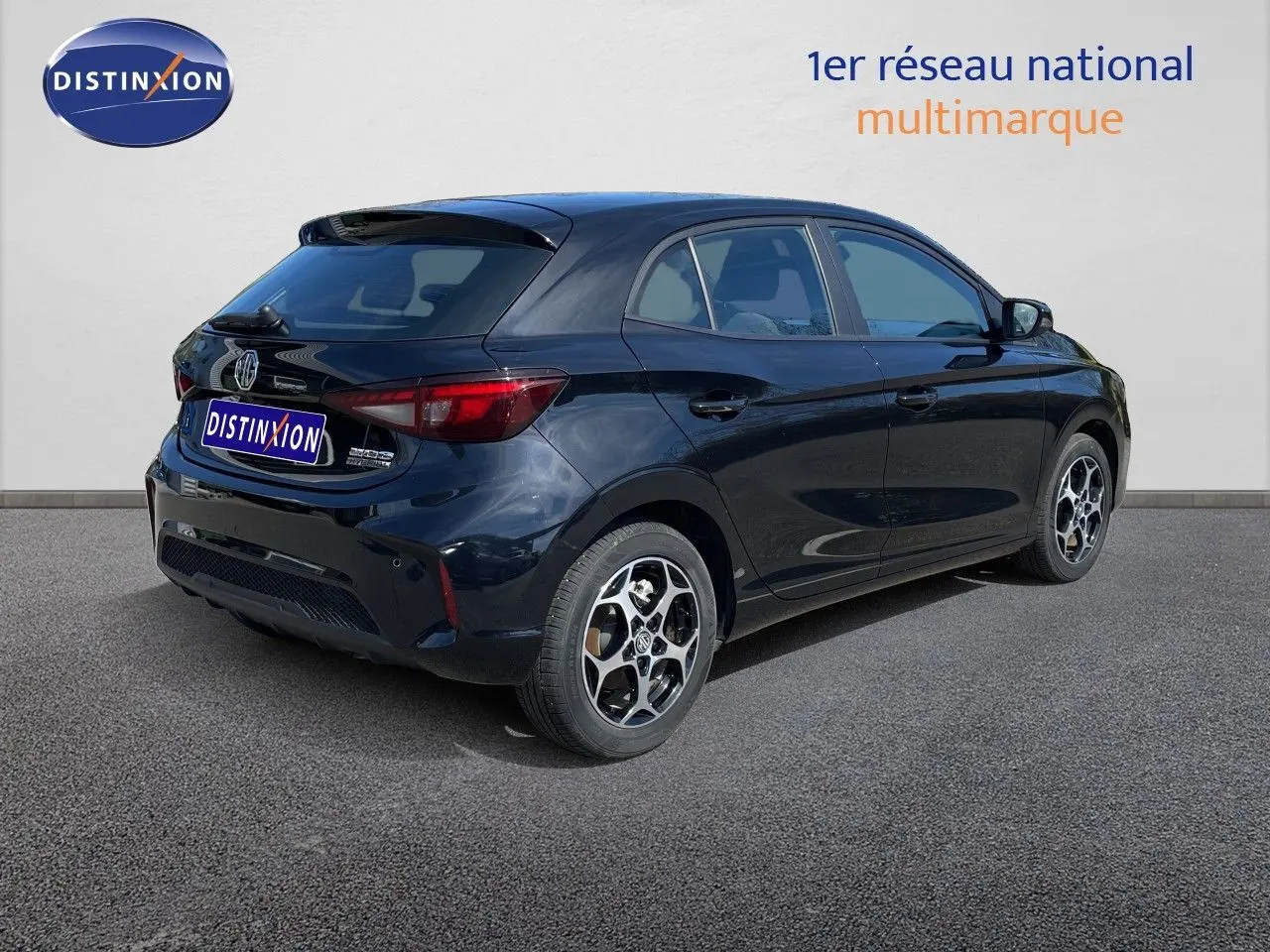 Vue 3/4 arrière droite d'une MG3 1.5L HYBRID+ 195CH en Pebble Black Metal avec jantes alliage et feux arrière LED.