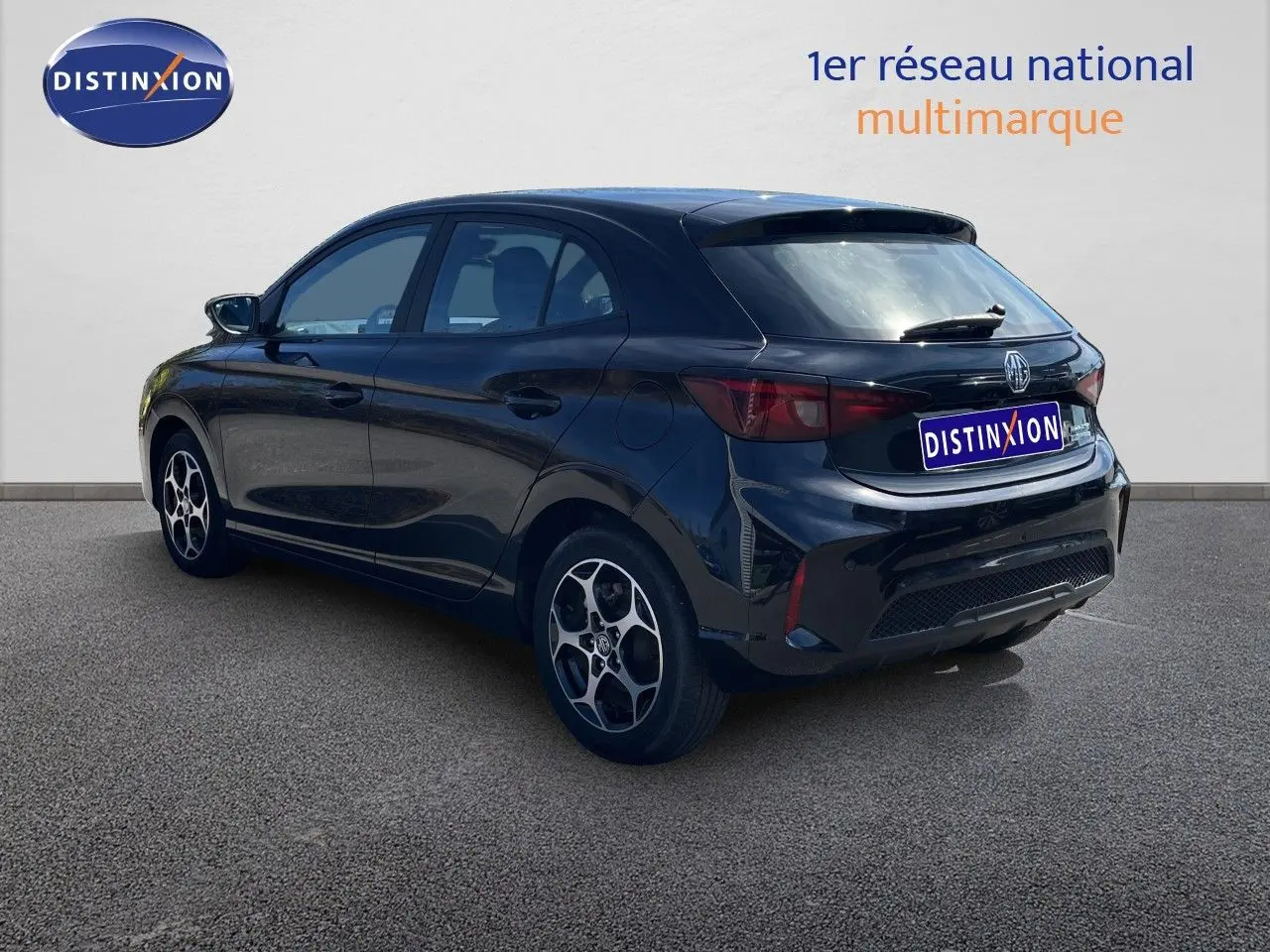 Vue 3/4 arrière droite d'une MG3 1.5L Hybrid+ 195ch Comfort noire Pebble Black Metal avec jantes spécifiques et feux arrière teintés.