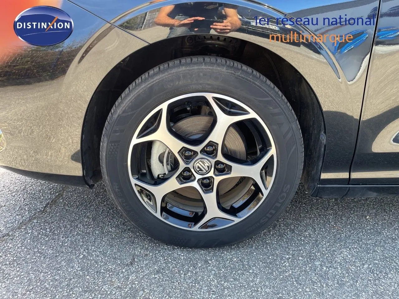 Gros plan sur la roue avant gauche de la MG3 2024 Pebble Black Metal, mettant en valeur la jante alliage bicolore et le pneu.