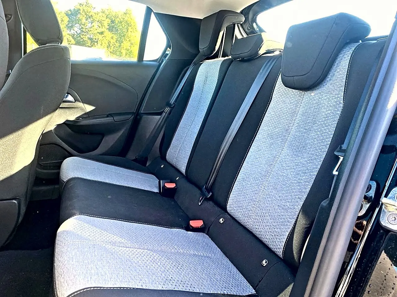 Vue intérieure côté droit de la banquette arrière bicolore gris clair et noir de l’Opel Corsa 2025 édition 1.2 turbo.
