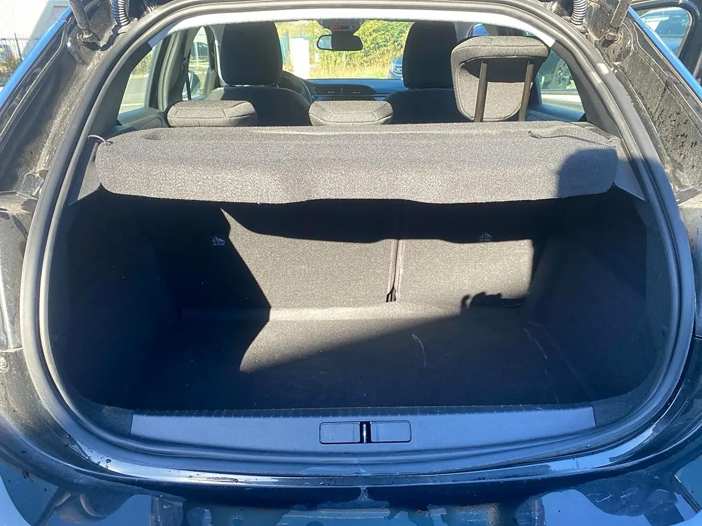 Coffre ouvert d’une Opel Corsa noire 2025, vue arrière montrant l’espace de chargement et la tablette cache-bagages.