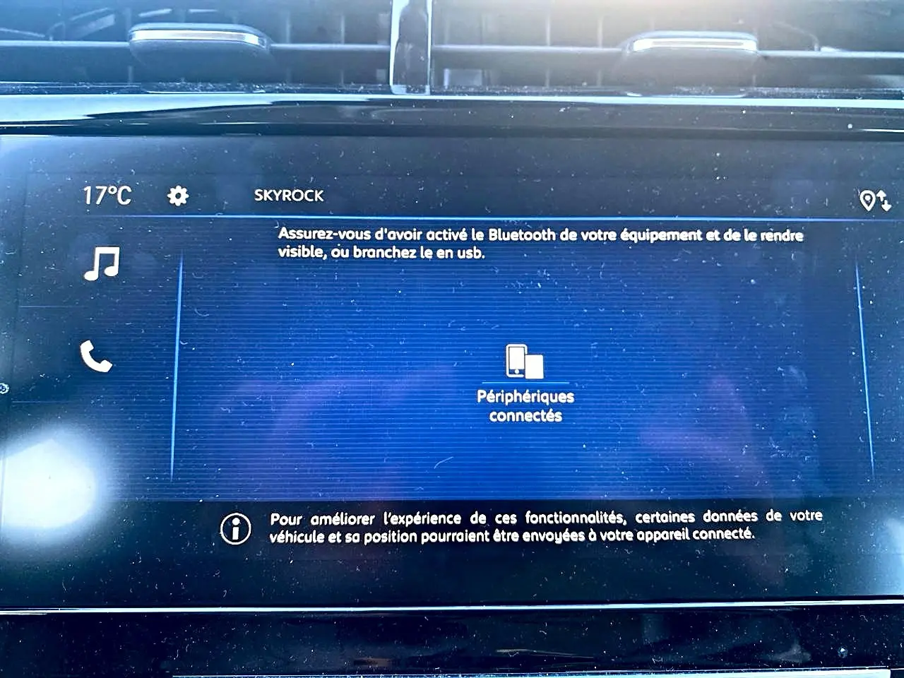 Écran tactile central de l’Opel Corsa noir 2025 affichant les options Bluetooth et périphériques connectés.