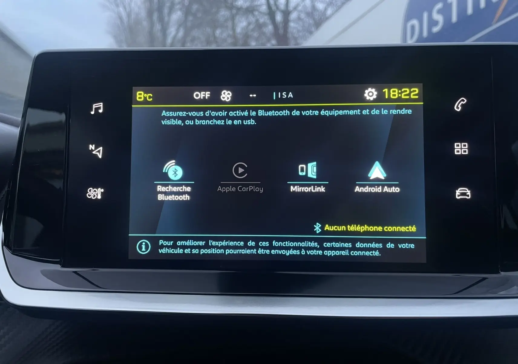 Écran tactile central du tableau de bord de la Peugeot 208 II électrique 2023 affichant les options Bluetooth, Apple CarPlay et Android Auto