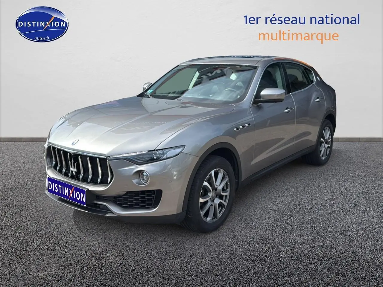 Maserati Levante gris 3/4 avant droit avec calandre chromée et jantes alu visibles sur fond neutre.