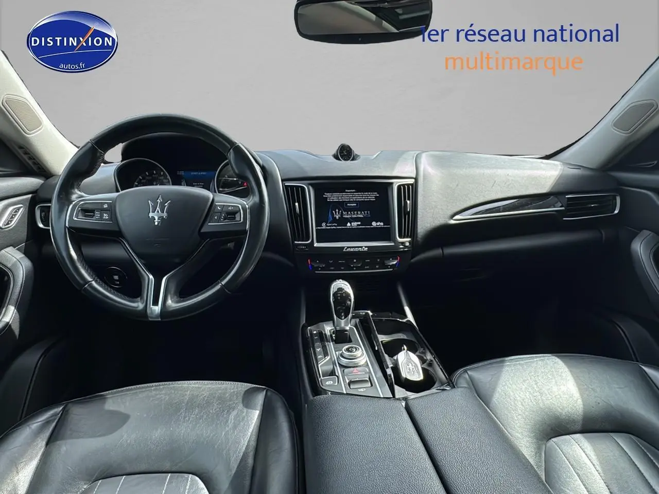 Intérieur noir cuir de Maserati Levante 2017, vue frontale sur tableau de bord et volant trident.
