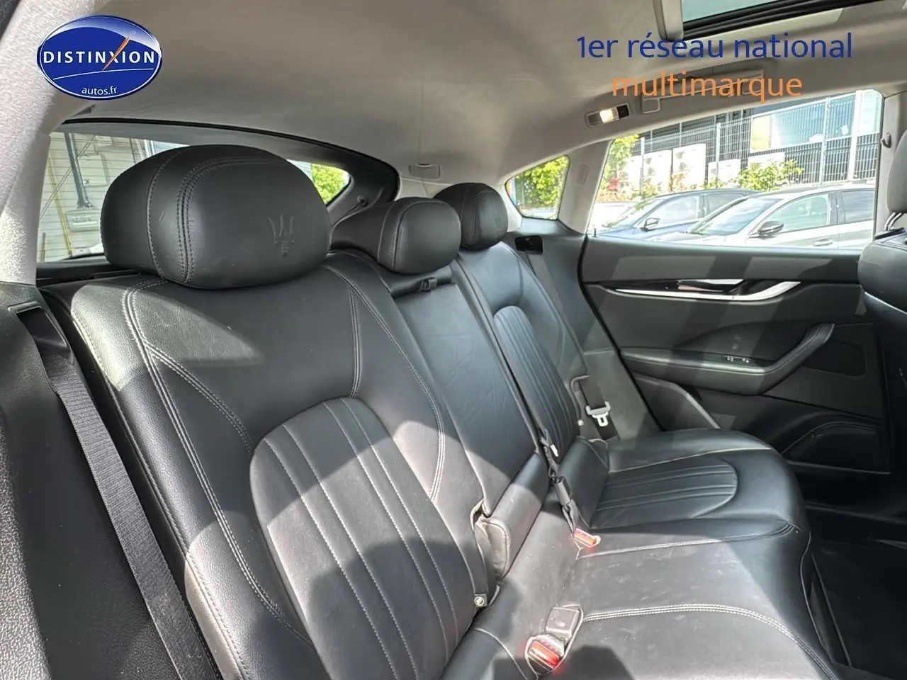Vue latérale droite de la banquette arrière en cuir noir avec appuis-tête Maserati embossés sur un Levante gris.