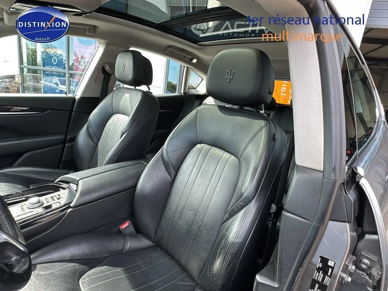 Intérieur cuir noir de la Maserati Levante 2017, vue côté droit sur les sièges avant et accoudoir central.
