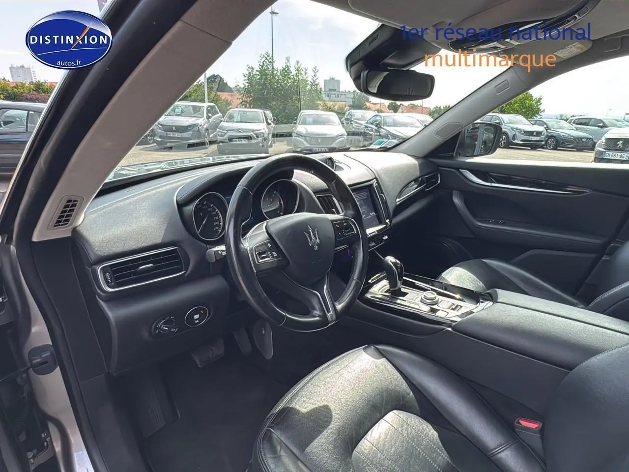 Intérieur noir cuir de la Maserati Levante 3.0 V6 275 Granlusso, vue côté conducteur avec tableau de bord et console centrale.