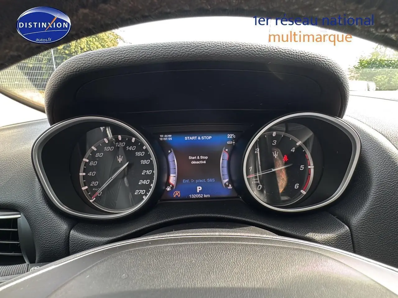 Tableau de bord de Maserati Levante gris 2017, vue frontale sur compte-tours et écran multifonction lumineux.