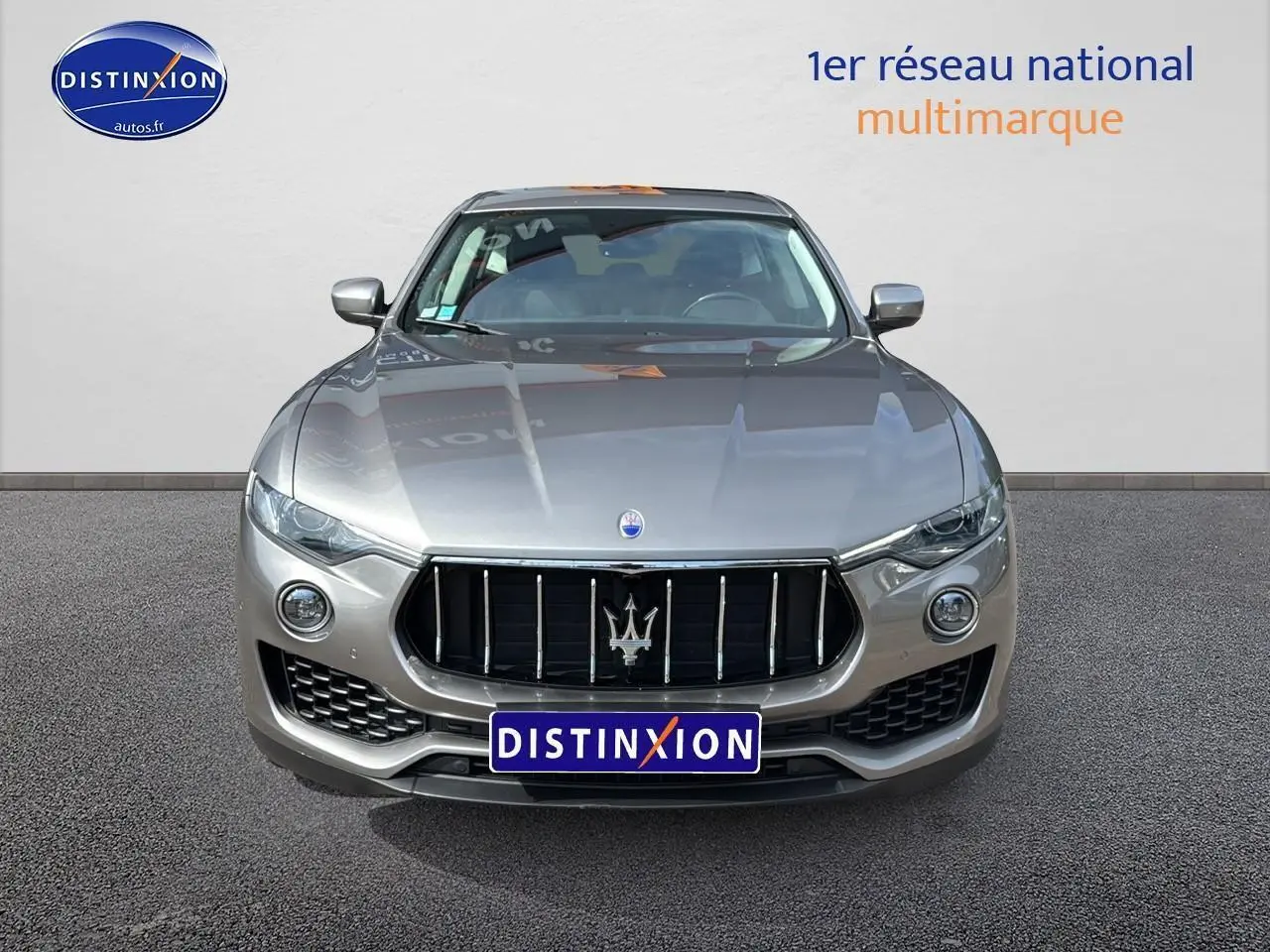 Vue frontale d'un Maserati Levante gris avec calandre chromée et logo trident bien visible.