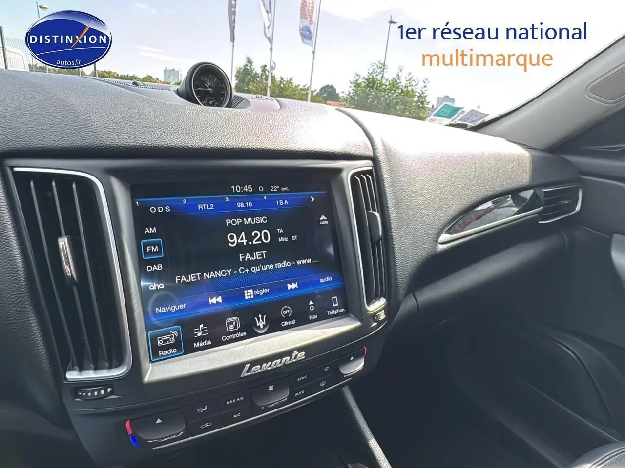 Tableau de bord du Maserati Levante gris 2017 avec écran tactile et commandes climatisation visibles côté passager.