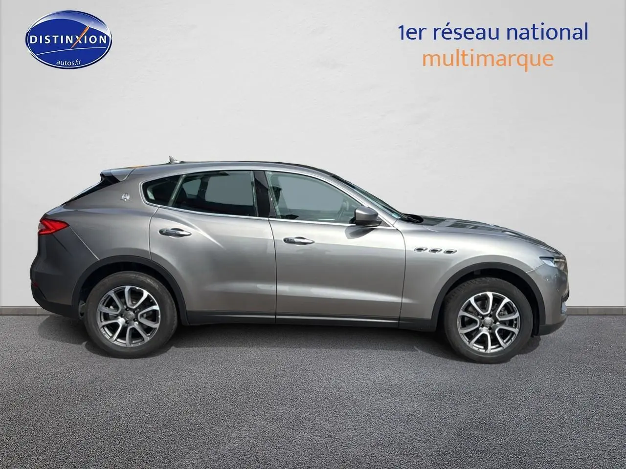 Profil côté gauche d'un Maserati Levante gris 2017 avec jantes alu et lignes élégantes sur fond neutre.