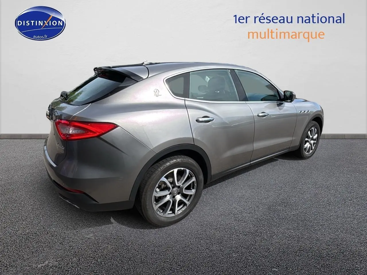 Maserati Levante gris en 3/4 arrière droit, soulignant ses jantes alu et feux arrière LED distinctifs.