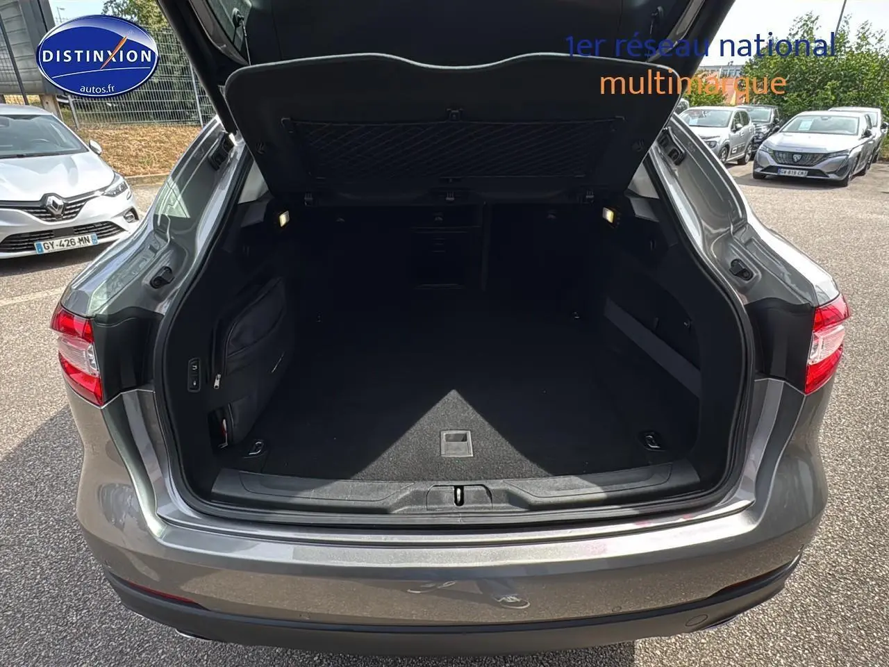 Coffre ouvert vue arrière d'un Maserati Levante gris 3.0 v6 granlusso avec feux arrière LED visibles.