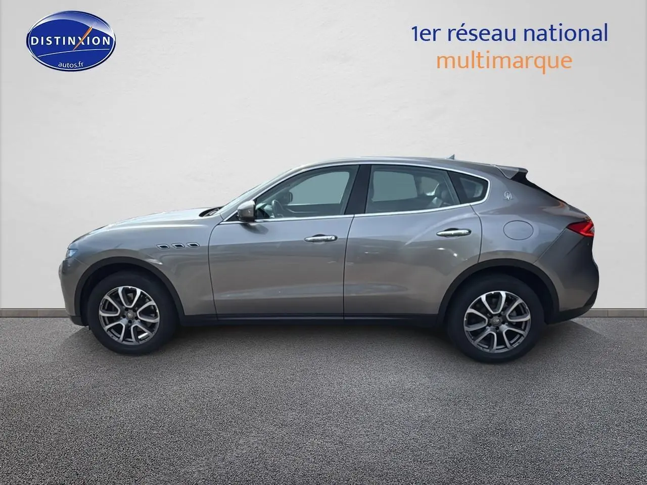 Profil côté gauche d'un Maserati Levante gris 3.0 V6 275 Granlusso avec jantes alu et lignes élégantes.