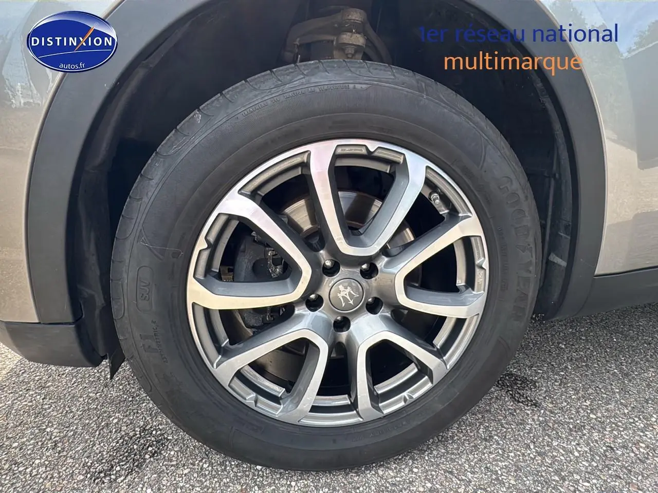 Gros plan sur la jante alu grise du côté avant droit du Maserati Levante gris 3.0 v6 275 granlusso 2017 diesel