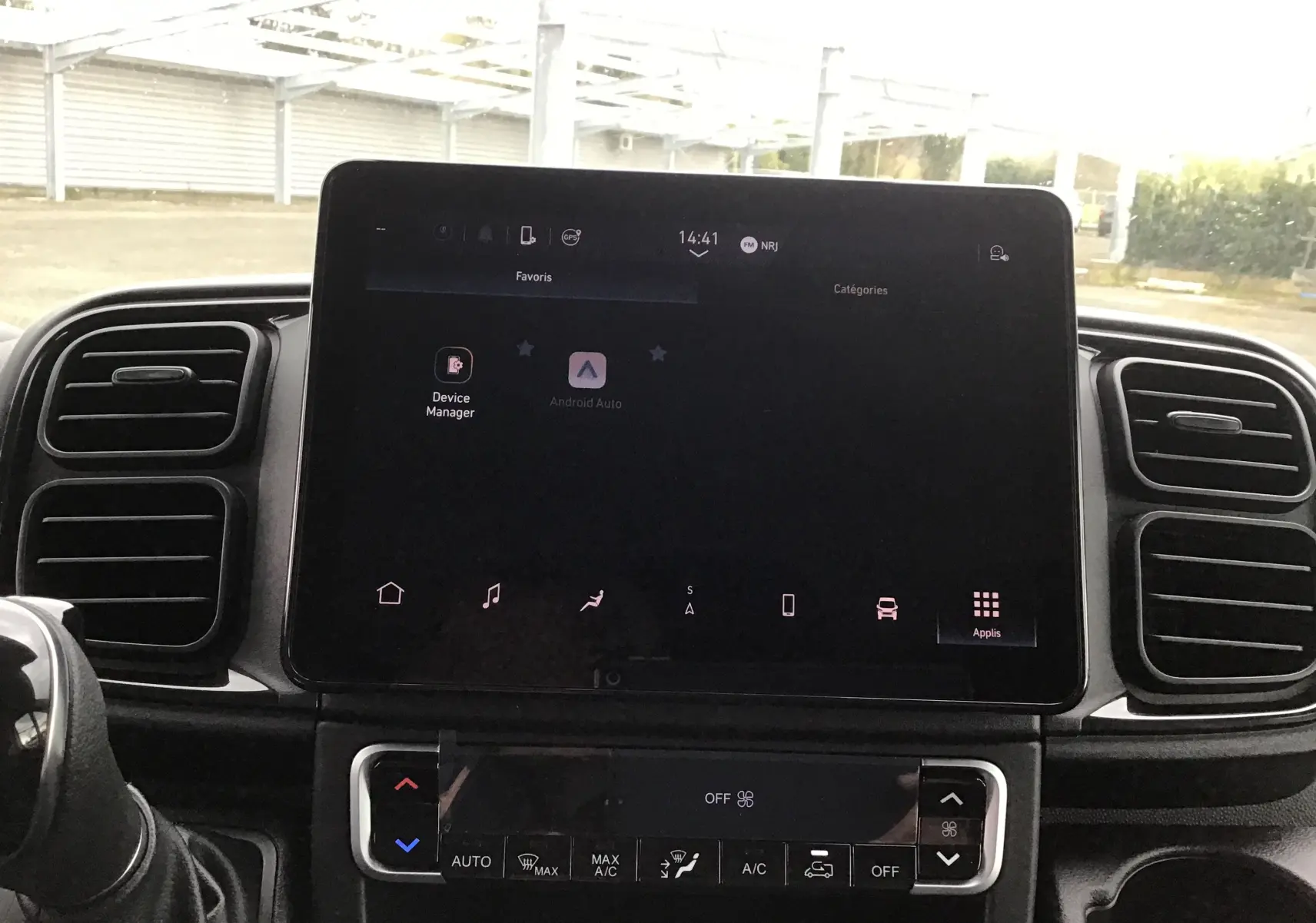 Vue rapprochée de l'écran tactile central et de la console de climatisation du Peugeot Boxer Fourgon blanc 2025.