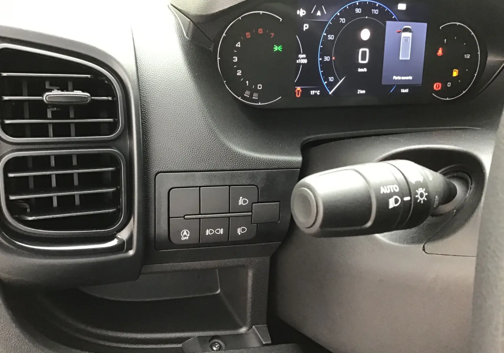 Détail du tableau de bord noir du Peugeot Boxer Fourgon blanc 2025, avec commandes d'éclairage et affichage numérique.