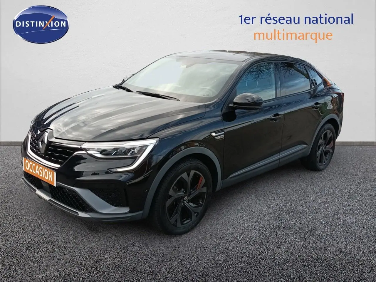 Renault Arkana noir 2021 en 3/4 avant droit, avec jantes noires et détails RS Line visibles.