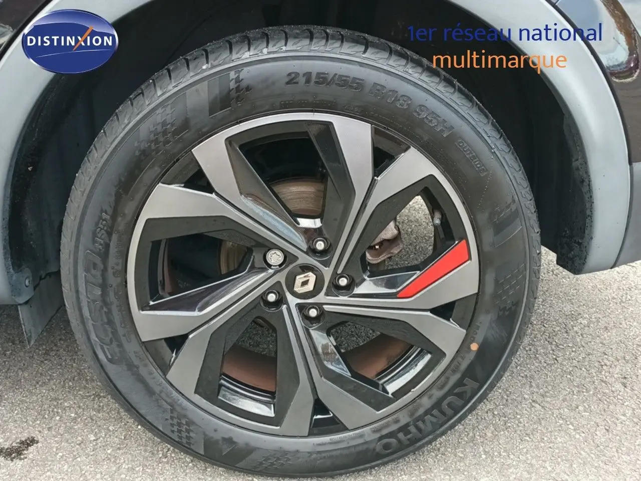 Gros plan sur la jante noire et grise avec détail rouge d'une Renault Arkana 1.6 E-TECH 145ch RS Line noire.