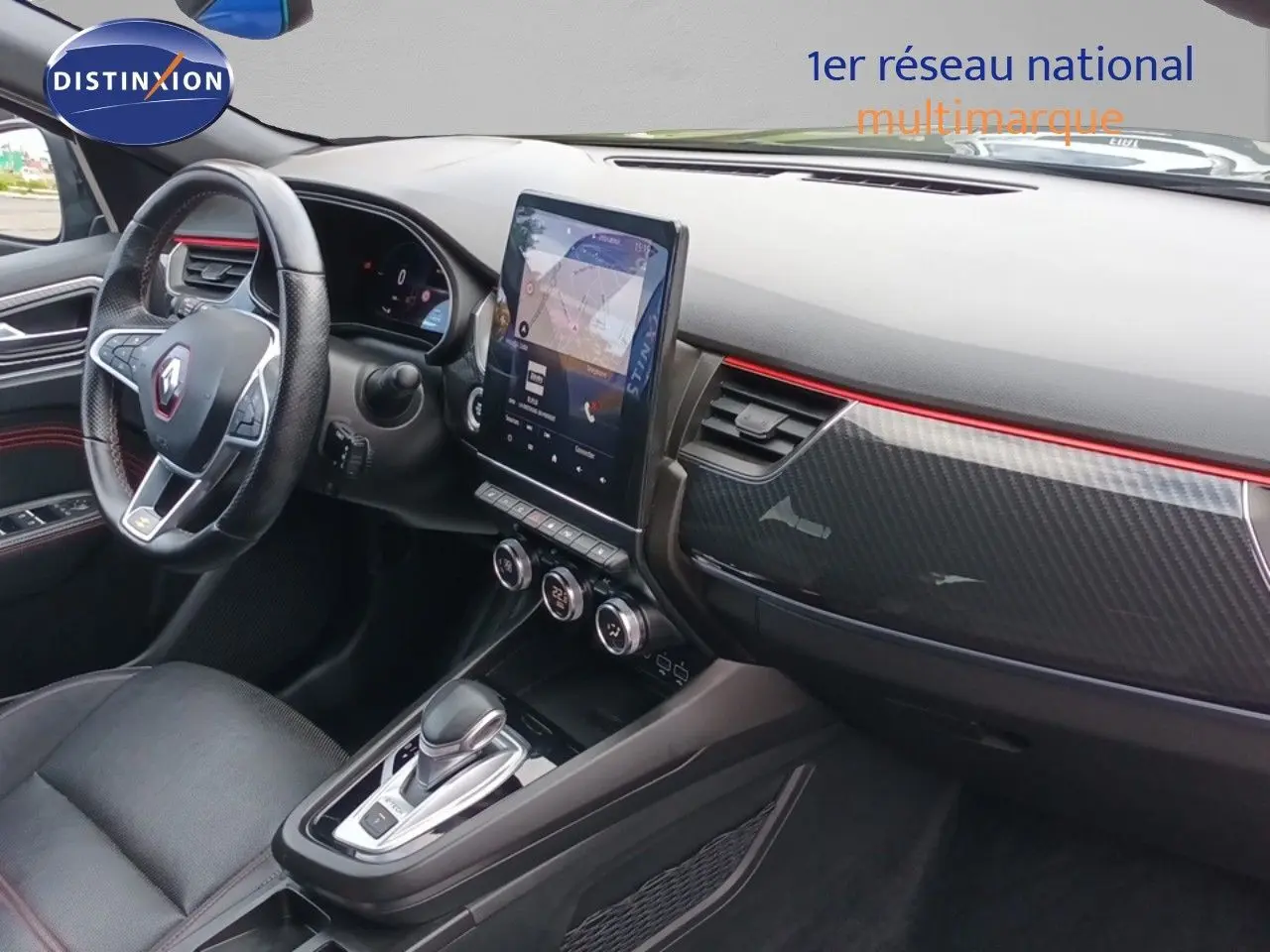 Vue intérieure côté conducteur du tableau de bord de la Renault Arkana noir avec écran tactile et volant sport.