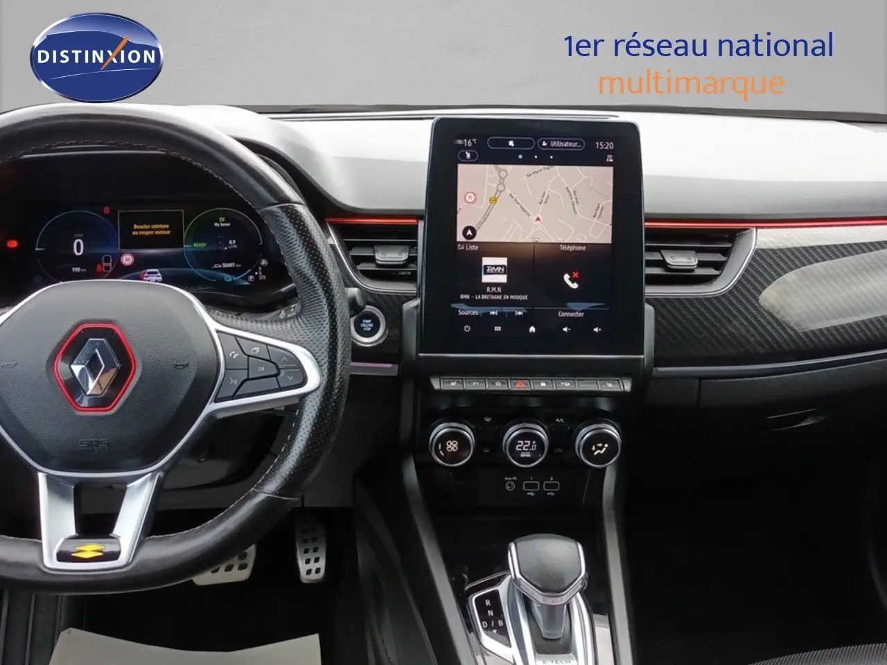 Vue intérieure du tableau de bord du Renault Arkana noir 2021, avec écran tactile central et volant multifonction.