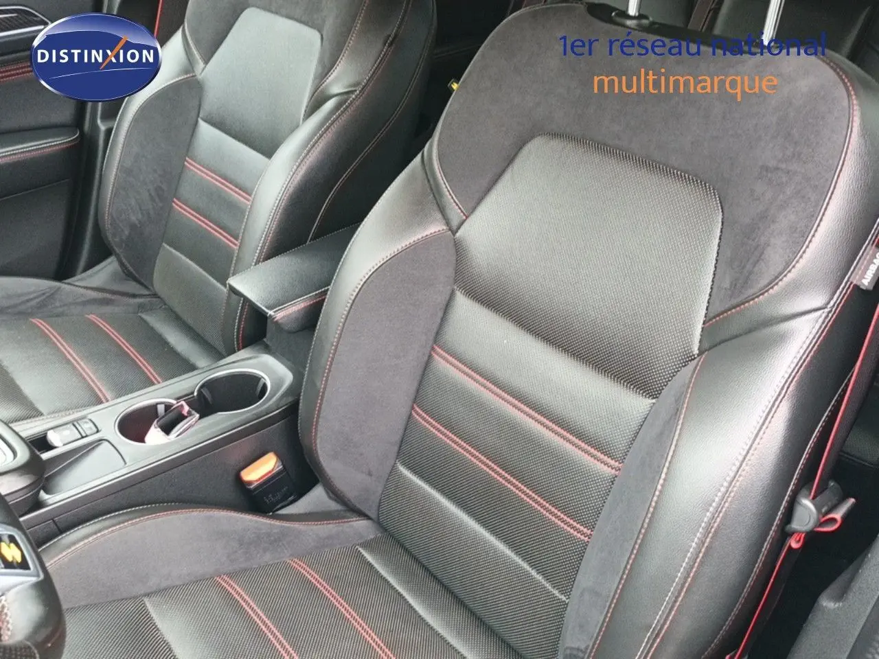 Gros plan sur les sièges avant en cuir noir avec surpiqûres rouges du Renault Arkana 1.6 E-TECH RS Line 2021.