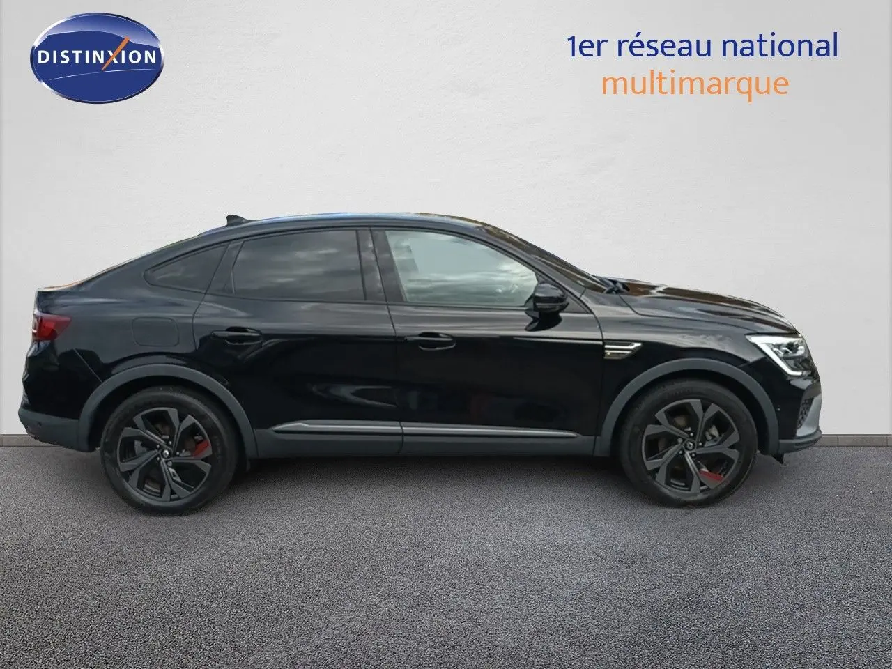 Profil droit d'une Renault Arkana noire 2021 finition RS Line avec jantes noires et étriers rouges visibles.
