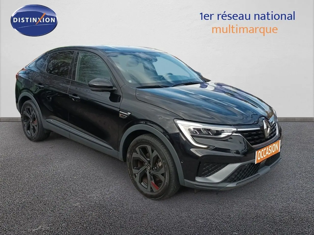Renault Arkana noir en 3/4 avant droit, SUV hybride avec jantes noires et détails sportifs RS Line.