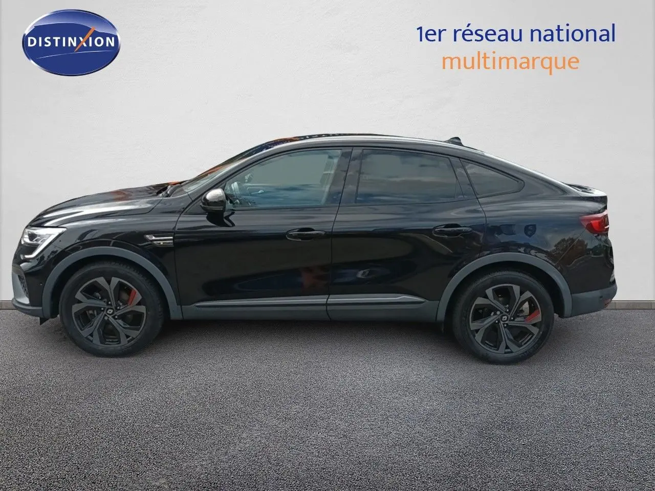 Profil côté gauche d'un Renault Arkana noir 2021 avec jantes noires et étriers de frein rouges, finition RS Line.