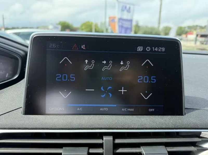 Écran tactile du système de climatisation automatique du Peugeot 3008 noir, affichant 20,5°C des deux côtés.