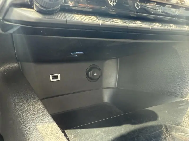 Prise USB et prise 12V dans l'espace de rangement intérieur du Peugeot 3008 noir, version 2018 Allure.