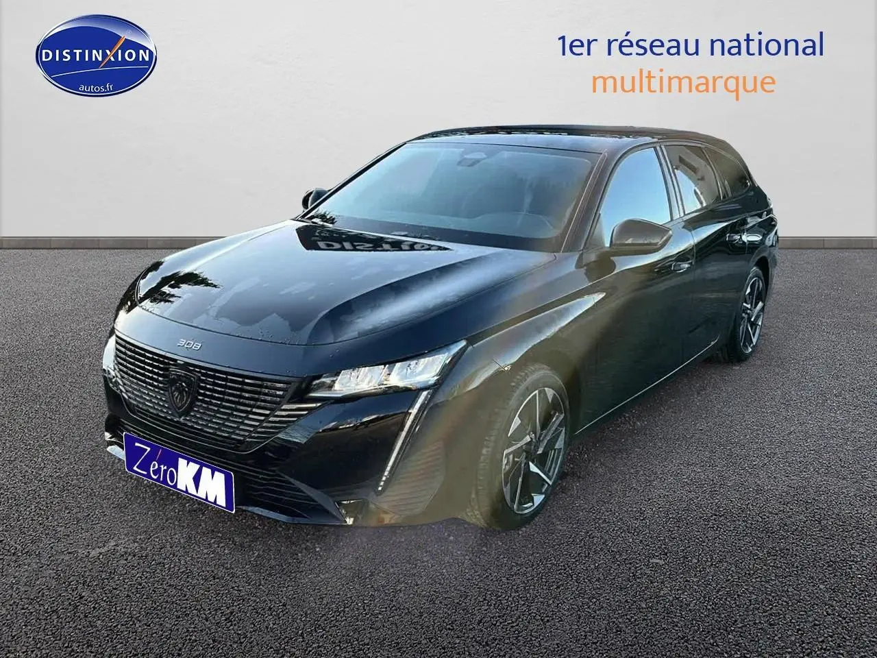 Peugeot 308 SW noir perle vue 3/4 avant droit avec jantes alu et phares LED allumés.