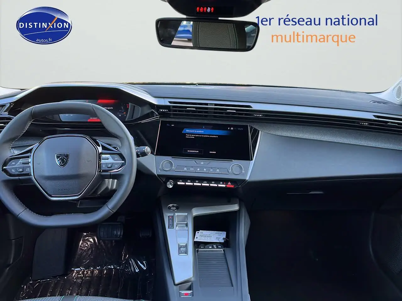 Intérieur de la Peugeot 308 SW 2025 noir perle, vue frontale sur le tableau de bord et volant multifonction.