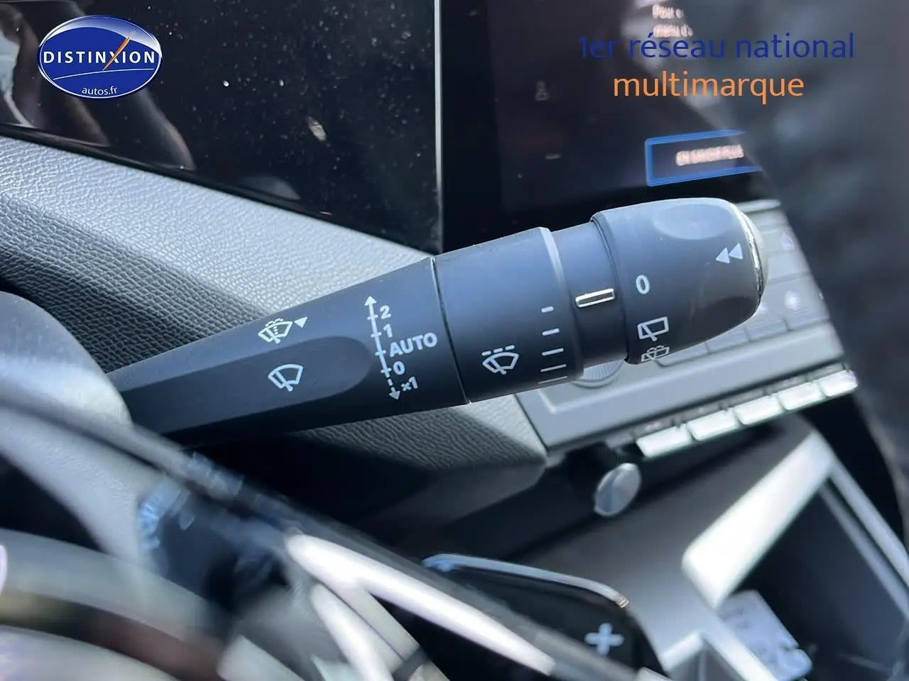 Gros plan sur la commande d'essuie-glace à gauche du volant dans l'habitacle d'une Peugeot 308 SW noir perle 2025