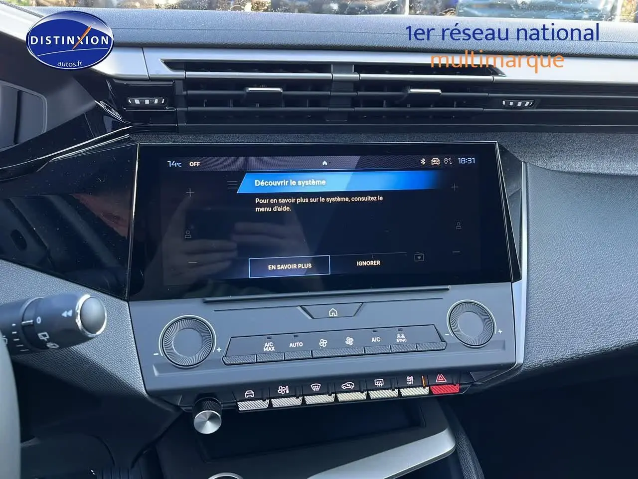 Tableau de bord avec écran tactile et commandes climatisation de la Peugeot 308 SW 2025 noir perle, vue intérieure frontale.