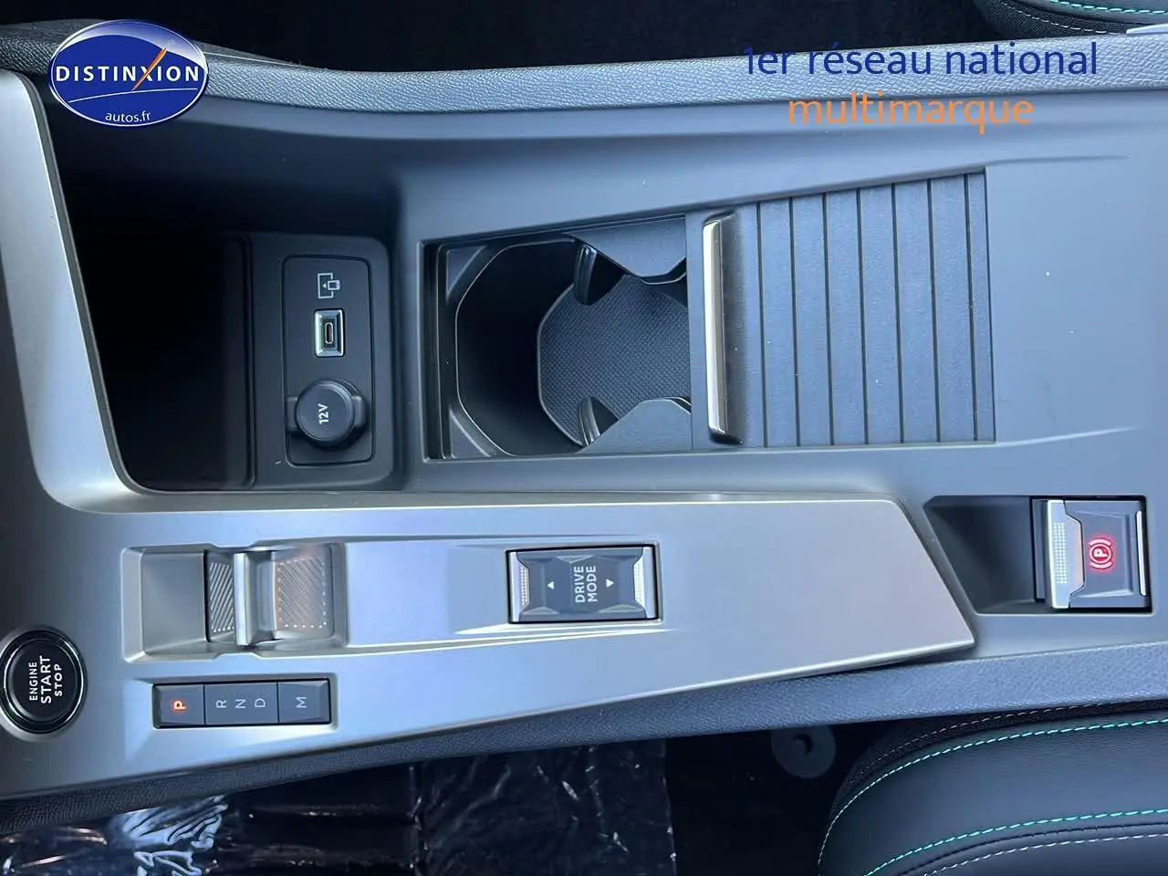 Console centrale avec commandes de boîte automatique et bouton start/stop dans une Peugeot 308 SW noire perle 2025.