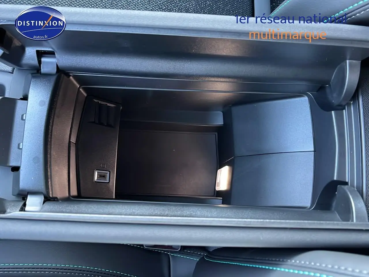 Vue plongeante sur le rangement central avant noir avec prise USB du Peugeot 308 SW 2025 noir perle