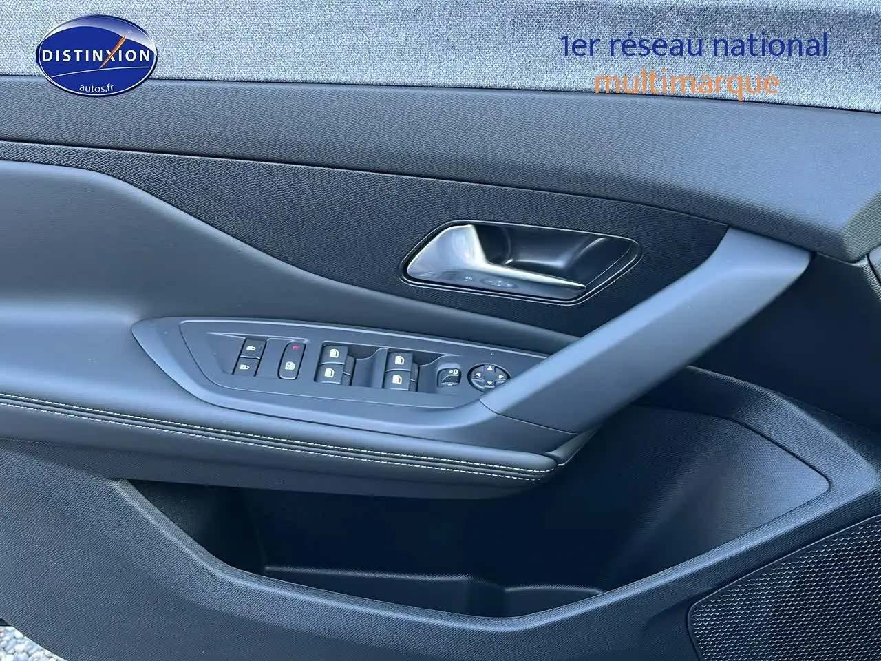 Gros plan sur la porte avant gauche noire avec commandes électriques et poignée intérieure argentée du Peugeot 308 SW 2025.