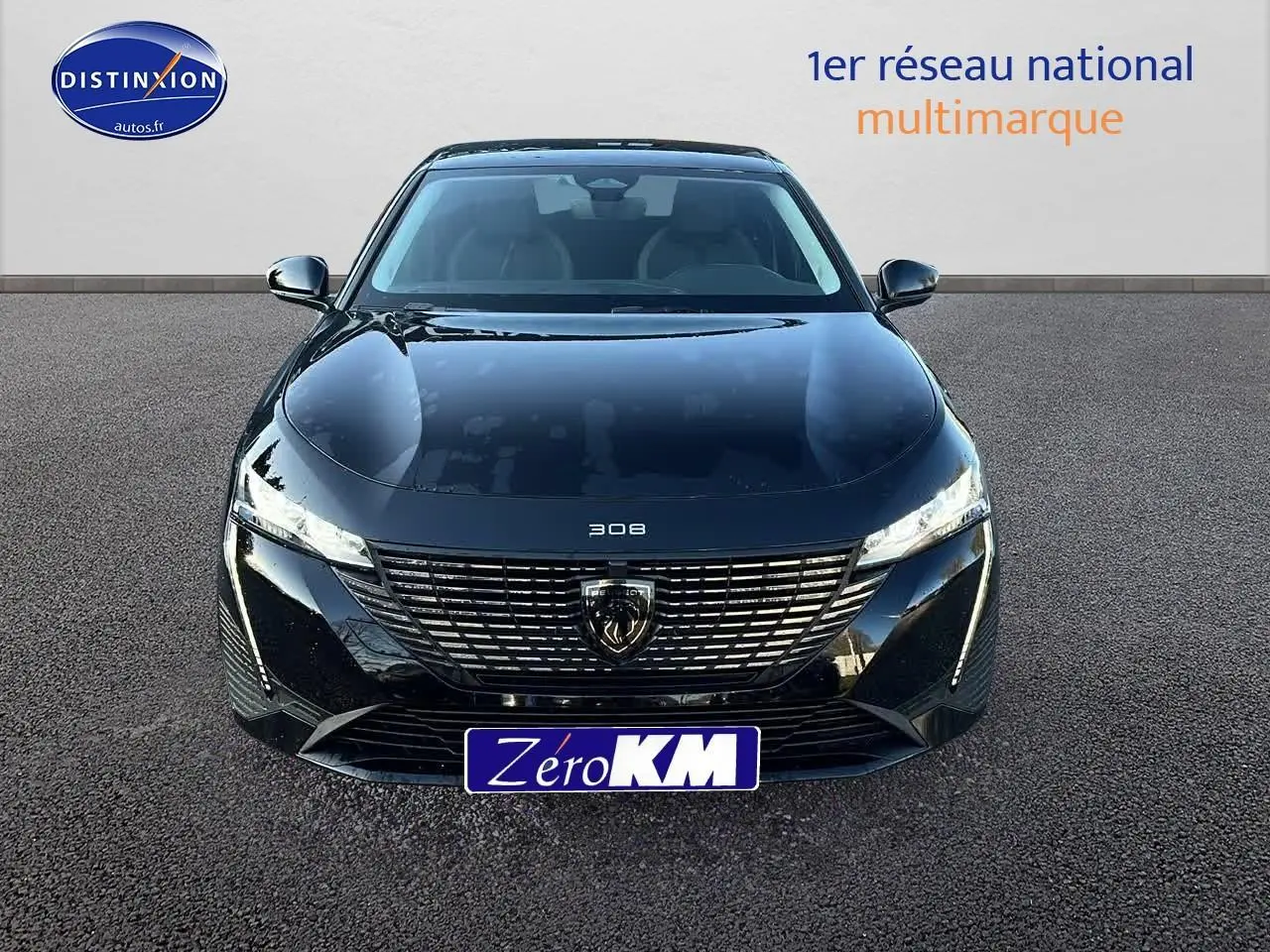 Vue avant d'une Peugeot 308 SW noir perle avec calandre moderne et phares LED fins visibles sur fond gris.