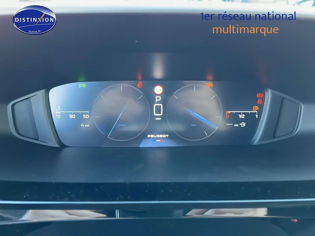 Tableau de bord numérique du Peugeot 308 SW 2025 affichant vitesse, régime et jauge carburant en vue frontale.